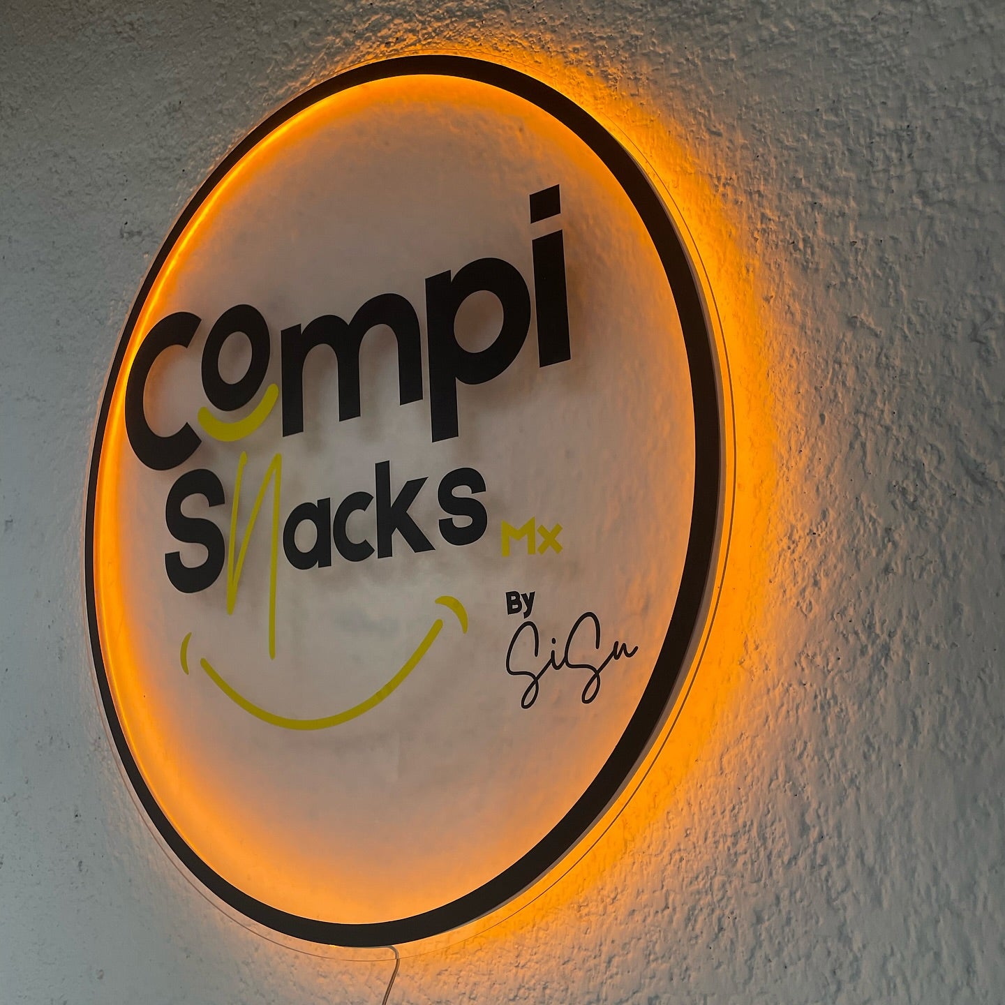 Logo con luz retractil